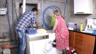 Oma Gudrund in dem Waescheraum gefickt